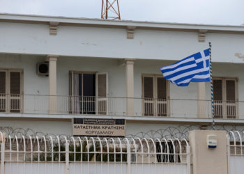 Shqiptarët habisin policinë greke në burgun Koridhalos, zbulohen raki, shpata dhe leva hekuri në qeli