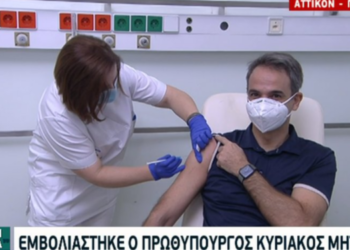 “Plotësisht pa dhimbje”, kryeministri i Greqisë vaksinohet kundër Covid (VIDEO)