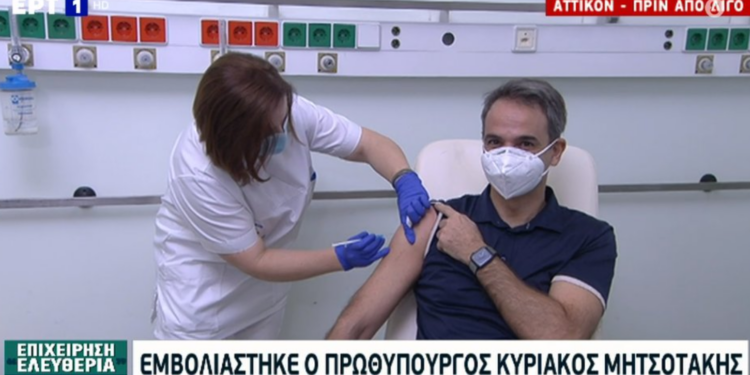 “Plotësisht pa dhimbje”, kryeministri i Greqisë vaksinohet kundër Covid (VIDEO)