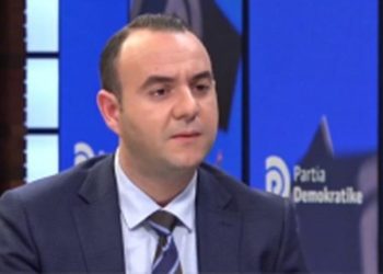 Ish-deputeti i PD-së paralajmëron Ramën: Kupa u mbush dhe s’po durojmë më, ik sa më parë na hap rrugën se jemi si arinjtë në gjumë që po u zgjuam të ruhesh. Do e kesh keq se po revoltohemi