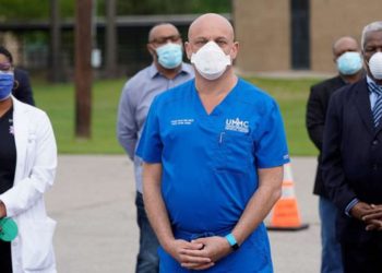 Kthehet virale fotoja e këtij mjeku teksa përqafon një pacient me Covid (FOTO)