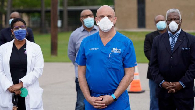 Kthehet virale fotoja e këtij mjeku teksa përqafon një pacient me Covid (FOTO)