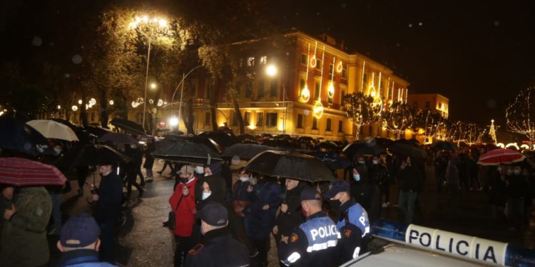 Protesta në Tiranë, Ministria e Brendshme thirrje Policisë: Ruani qetësinë