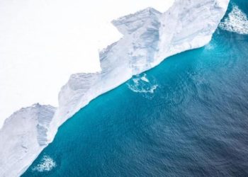 Ajsbergu më i madh në botë fotografohet nga forcat ajrore britanike