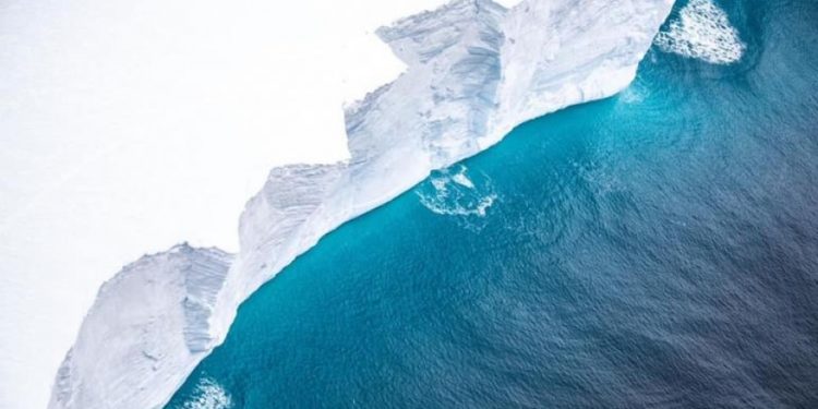 Ajsbergu më i madh në botë fotografohet nga forcat ajrore britanike
