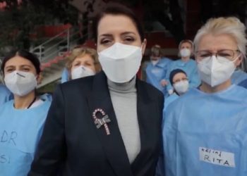 Ministrja Manastirliu dhe mjekët në vijën e parë të betejës me Covid urojnë vitin e ri