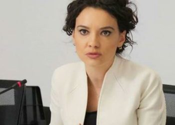 Protestat/Spiropali: Nuk negociohet me halabakë që djegin qytetin. Sali Berisha e Ilir Meta duan të kthehen në pushtet