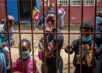 “Varianti afrikan, më i transmetueshëm”/ Londra bllokon udhëtimet me Afrikën e Jugut