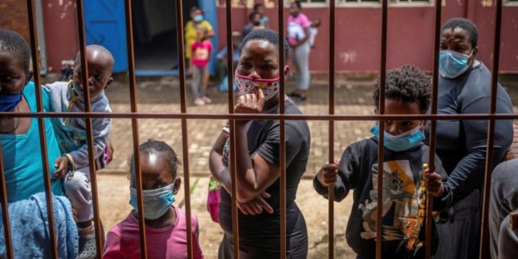 “Varianti afrikan, më i transmetueshëm”/ Londra bllokon udhëtimet me Afrikën e Jugut