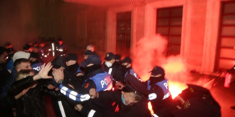 Protesta/Reagon Policia e Shtetit: Vrasja e Klodian Rashën nuk mund të përdoret si pretekst për të plagosur policët