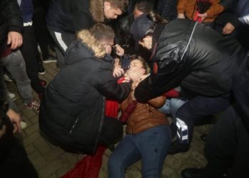 Motra e 25-vjeçarit të vrarë humb ndjenjat gjatë protestës