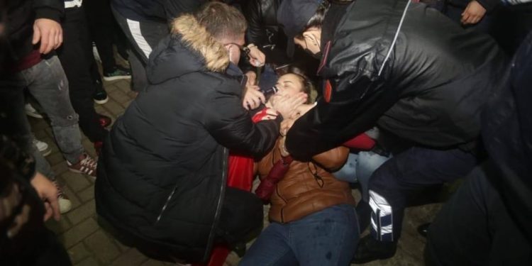 Motra e 25-vjeçarit të vrarë humb ndjenjat gjatë protestës