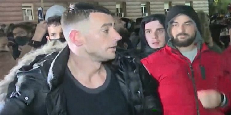 Organizoi protestën për 25-vjeçarin, Stresi arratiset në Kosovë: Dola me makinë funerali nga protesta