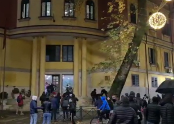 Situatë e tensionuar/Protestuesit sulmojnë Ministrinë e Brendshme, thyejnë xhamat e Ministrisë së Financave