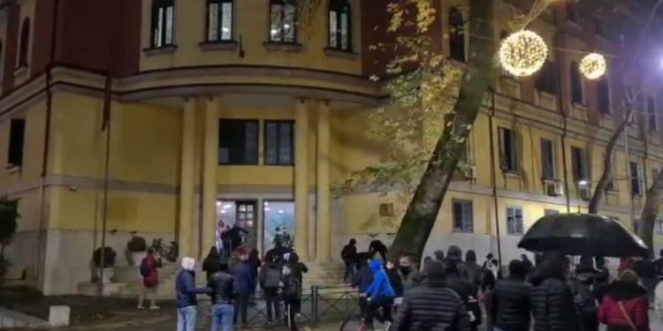 Situatë e tensionuar/Protestuesit sulmojnë Ministrinë e Brendshme, thyejnë xhamat e Ministrisë së Financave