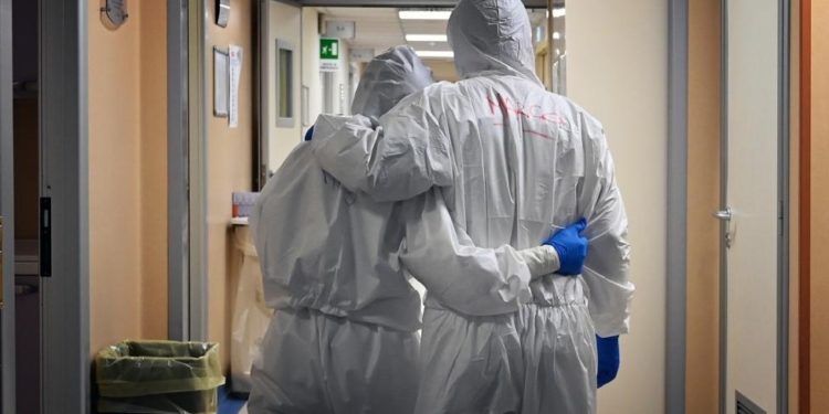 Studimi i neurologut amerikan: 1/3 e pacientëve që i mbijetuan COVID-it, patën modifikime të funksioneve të trurit