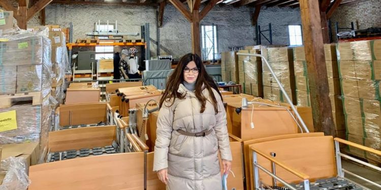 Pandemia, aktorja shqitare i vjen në ndihmë Shqipërisë, dhuron shtretër spitalorë, zjarrfikëse dhe autoambulanca