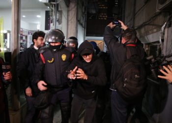 Tirana në kaos, ndalohen disa protestues (FOTO)