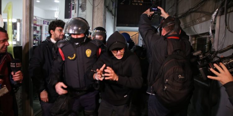 Tirana në kaos, ndalohen disa protestues (FOTO)