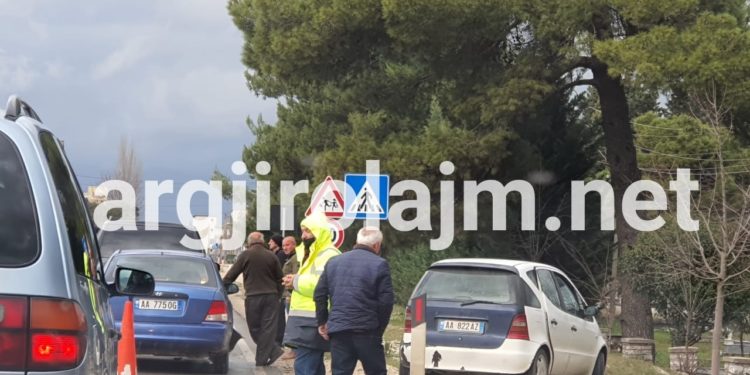 Aksident në Gjirokastër, përplasen dy makina (FOTO)