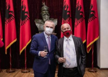 Deputeti “ekspert i fëmrave” pozon me Ilir Metën: Të lëmë ndasitë partiake, shqiptarët duhet të jenë të bashkuar!