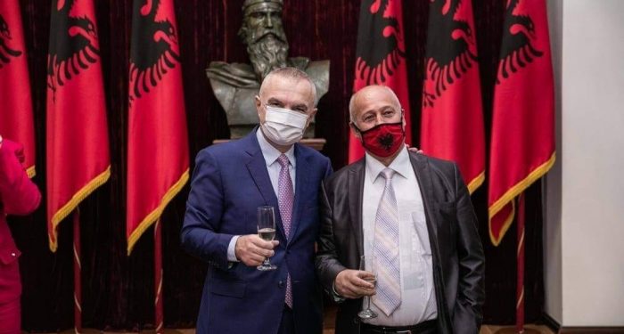 Deputeti “ekspert i fëmrave” pozon me Ilir Metën: Të lëmë ndasitë partiake, shqiptarët duhet të jenë të bashkuar!