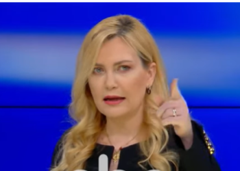 VIDEO/ Mesila Doda ‘zgjidh gjuhën’, policët i quan “plehra të Edi Ramës dhe Ardi Veliut”. (Më 21 Janar kërcënoi Saimir Tahirin, që do ta varte te palmat e Kryeministrisë nëse dilte në protestë)