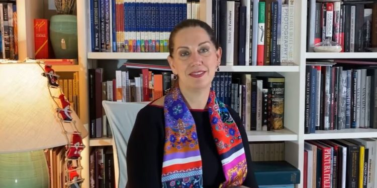 Mirela Kumbaro: Kam një arsye t’i kujtoj më të mirën këtij viti në qarkun Gjirokastër, kanë lindur disa qindra bebe në të shtatë bashkitë (VIDEO)