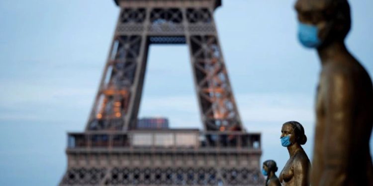 Franca shpërblen me shtetësi imigrantët që luftuan koronavirusin