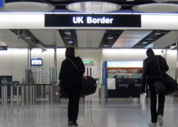 Varianti i ri i Covid-19/ Holanda ndalon fluturimet nga Britania e Madhe deri më 1 janar