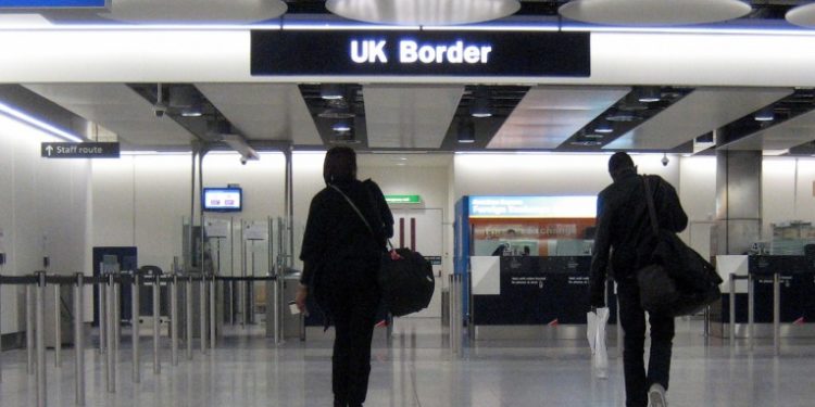 Varianti i ri i Covid-19/ Holanda ndalon fluturimet nga Britania e Madhe deri më 1 janar