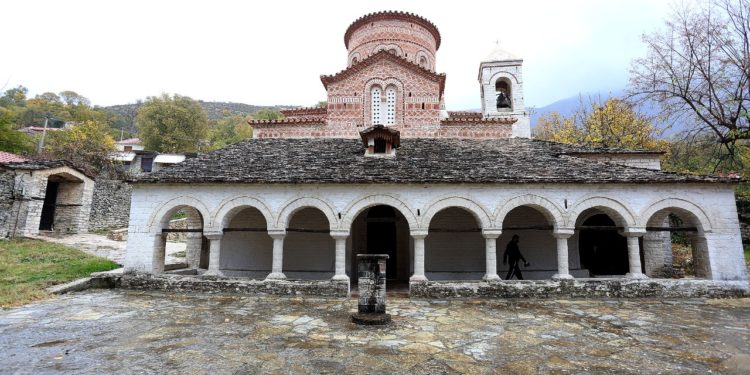 Një udhëtim në Labovën e Kryqit, fshati që jeton për Kishën e Shën Marisë (FOTO)
