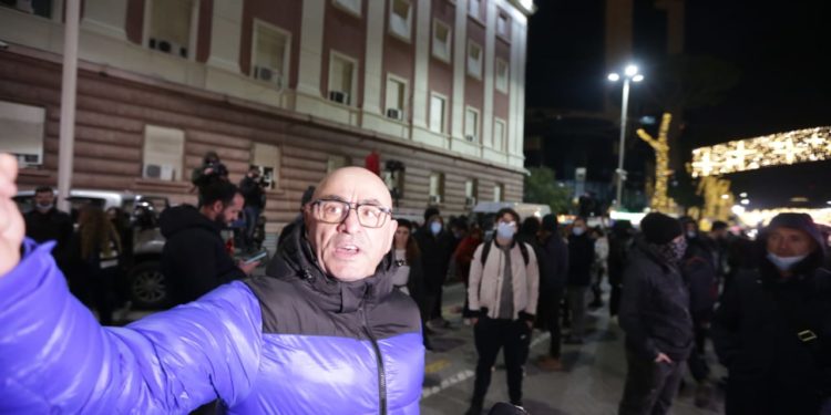 Robert Budina: Para katër ditësh u përballa me policinë, që pasi më thanë largohu, unë u largova dhe më shtynë në trotuar. Më dolën lot