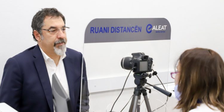 Ministri Çuçi aplikon për ID kartën e re: Shpejtoni të rinovoni kartën që iu ka skaduar, përfitoni shërbime online dhe është i vetmi dokument identifikimi më 25 prill (FOTO)