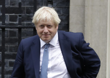 Mbërrin ngarkesa e parë më vaksina në Britaninë e Madhe, Boris Johnson flet për rikthimin në normalitet