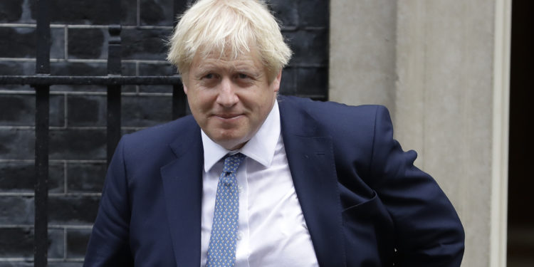 Mbërrin ngarkesa e parë më vaksina në Britaninë e Madhe, Boris Johnson flet për rikthimin në normalitet