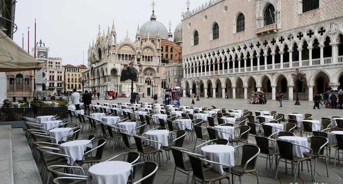 Vendimi i qeverisë zvicerane/ Baret e restorantet do të mbyllen pas orës 19:00