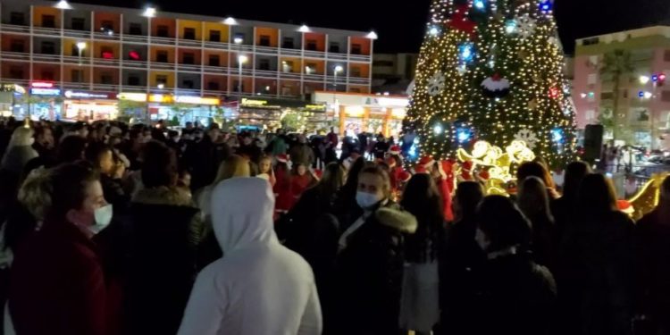 Skandal në Fier, bashkia ndez dritat e pemës së Krishtlindjeve, njerëzit dynden në shesh (VIDEO)