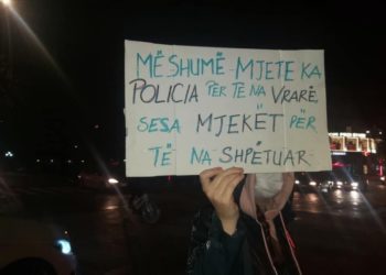 Pankarta virale e protestës: Më shumë mjete ka policia për të na vrarë sesa mjekët për të na shpëtuar