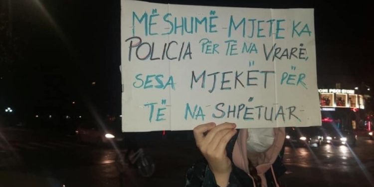 Pankarta virale e protestës: Më shumë mjete ka policia për të na vrarë sesa mjekët për të na shpëtuar