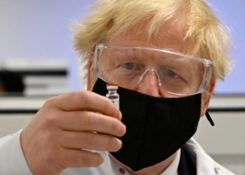 Britania nisi vaksinimin/ Johnson: Ne do ta mposhtim virusin