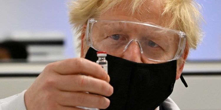 Britania nisi vaksinimin/ Johnson: Ne do ta mposhtim virusin