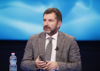 Si e menaxhoi Rama pandeminë? Bushati: Ishte si babai që ndan lekët me ‘dashnoret’