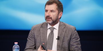 Si e menaxhoi Rama pandeminë? Bushati: Ishte si babai që ndan lekët me ‘dashnoret’