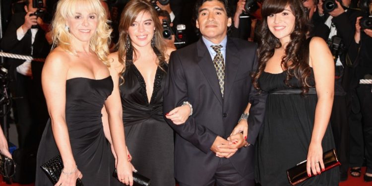 Futi në sherr të gjithë familjen, publikohet testamenti i Maradonës