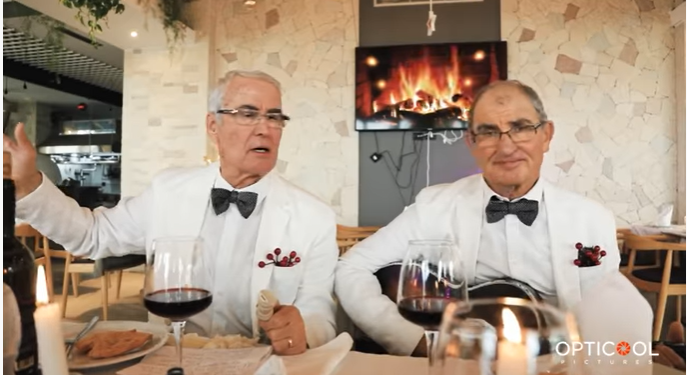 “Në të s’ëmës 2020”: Parodistët e Vlorës mbyllin me humor “vitin e pandemisë” (VIDEO)