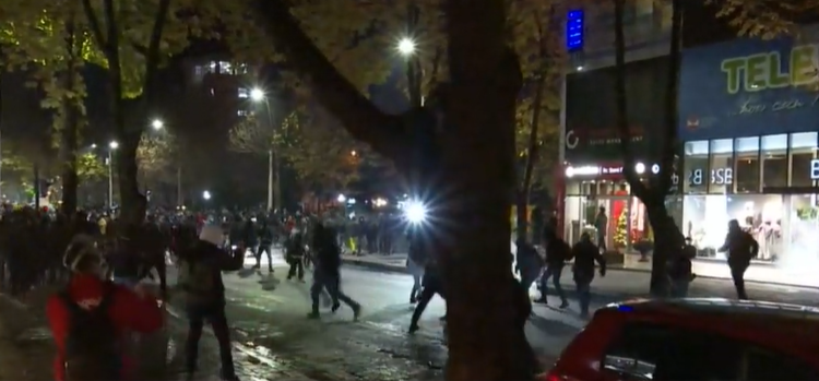 Tirana në kaos, dita e tretë e protestës. Kërkohet dorëheqja e Ardi Veliut