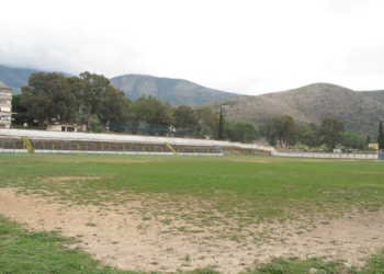 Tifozi e qëllon me gurë në kokë nga jashtë stadiumit në Delvinë, gjyqtari përfundon në spital