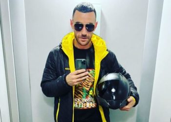 Policia e kërkon për ta arrestuar! Stresi rishfaqet sërish…me skafandër në dorë poston selfie nga ashensori