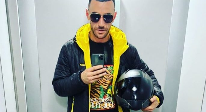 Policia e kërkon për ta arrestuar! Stresi rishfaqet sërish…me skafandër në dorë poston selfie nga ashensori